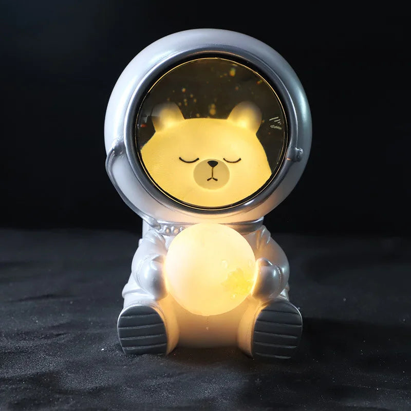 Luminária LED Astronauta Recarregável com Base USB – Luz Noturna para Quarto Infantil